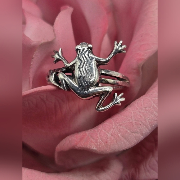 Sterling Silver Frog Ring for Reptile Enthusiasts - Picture 1 of 5
